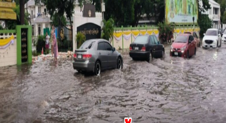 อ่วม! ฝนถล่มหนัก น้ำท่วมถนน การจราจรติดขัด